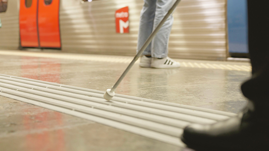 TML convida pessoas com deficiência visual a testar novo percurso acessível WayFinding na Gare do Oriente